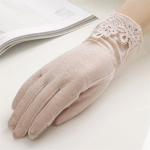 Gants de protection solaire élégants blancs personnalisés avec logo <span class=keywords><strong>pour</strong></span> femmes, parfaits <span class=keywords><strong>pour</strong></span> les mariages d'été et les soirées – Vente en gros - Product Image 5