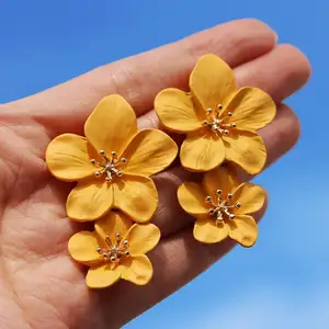 Artilady Trang Sức Thời Trang Resin Acrylic Earrings Drop Flower Earrings Clip On Dangle Earrings Đối Với Phụ Nữ