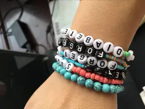 Pulseras con cuentas de nombre de identificación para niños, brazaletes con cuentas de semillas, recuerdo de bebé recién nacido, brazaletes con nombre para fiesta, regalos gratis