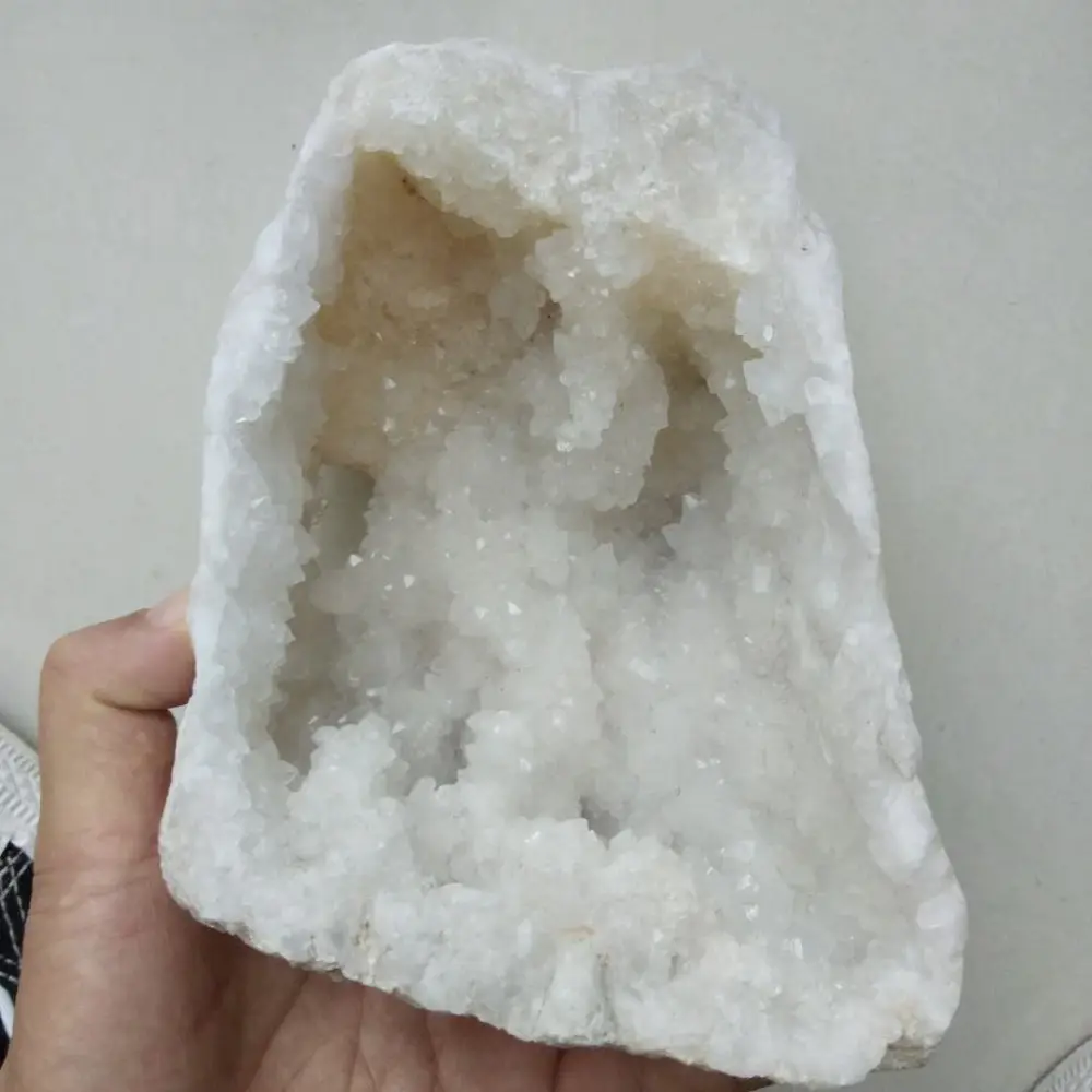 Geodo branco transparente de quartzo, pedra de cristal transparente geode