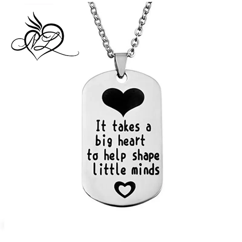 "Se necesita un gran corazón para ayudar a dar forma a las mentes pequeñas" grabado etiqueta colgante, collar