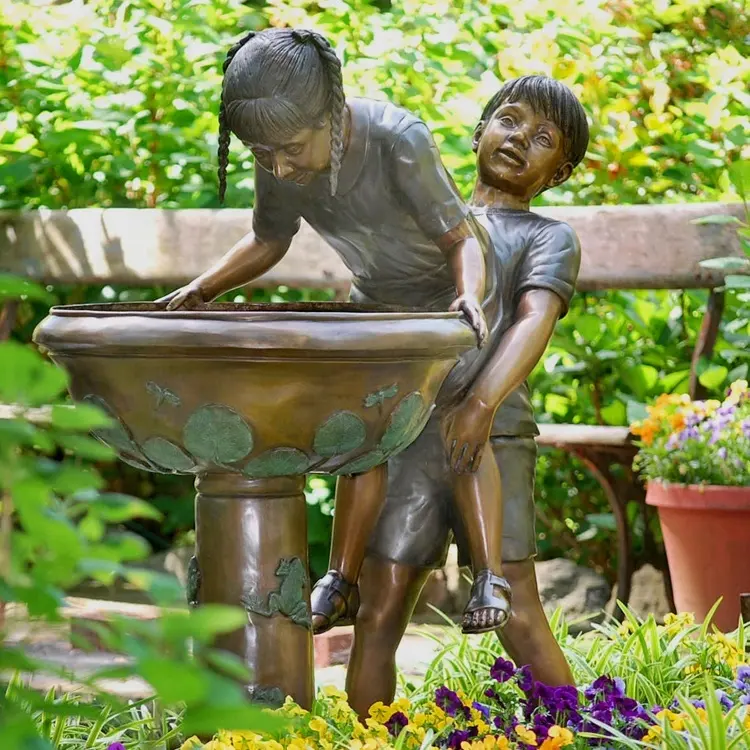 Colocar o menino e uma menina brincando ao lado do jardim vaso escultura de bronze