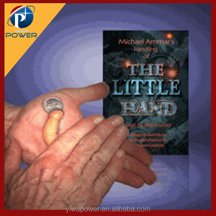 Забавная маленькая рука Майкла Аммара магический трюк крупным планом