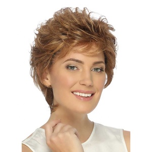 Venta al por mayor de fábrica: Peluca corta estilo pixie resistente al calor, rizada dorada en capas, rubia, de pelo sintético para mujer - Product Image 2