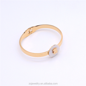 Wholesale Women Stainless Steel 18K Gold Plated Classic Pattern <strong>Jewellery</strong> Set Fashion Jewelry <strong>Made</strong> <strong>in</strong> <strong>China</strong> - Product Image 5