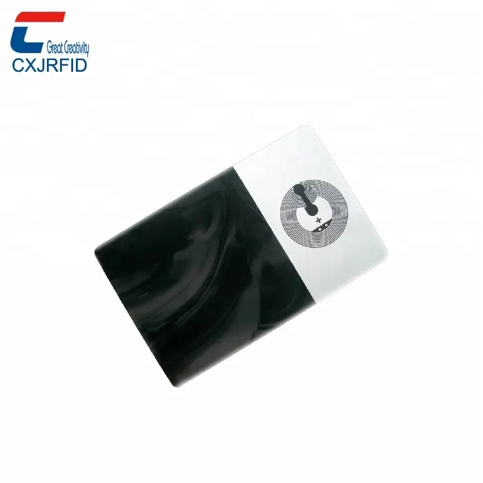 Kontaktlose RFID-Chip vor gedruckte transparente PVC-NFC-Visitenkarte