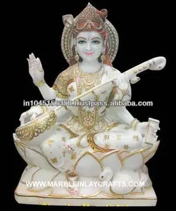 Estatua de mármol blanco Makrana Saraswati Maa, sentado en loto y Veena, Saraswati es la energía activa y el poder de brahma