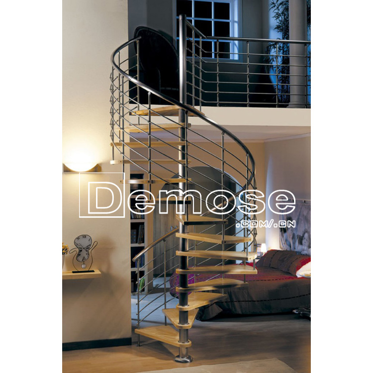 Перила спиральная лестница внутри дома с деревянной посадкой