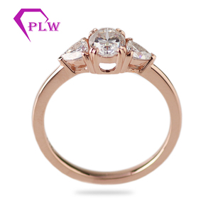 Ändern Sie niemals 14 Karat Roségold 3 Stein 5x7mm ovale Mitte Moissan ite Ehering Ring mit günstigen Preis - Product Image 4