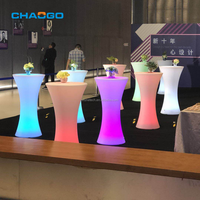 Meuble d'exposition en plastique blanc de luxe avec éclairage LED, alimenté par batterie, table à cocktails LED à changement de couleur RVB pour les fêtes en plein air
