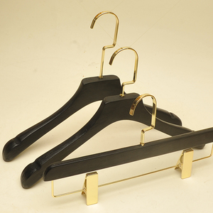 Cintres en bois robustes et antidérapants de luxe pour chemises et manteaux pour hommes, avec crochet doré, personnalisables et de haute qualité, vente en gros - Product Image 1