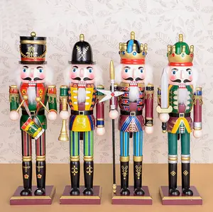 Grande árvore de natal de madeira nutcracker soldado