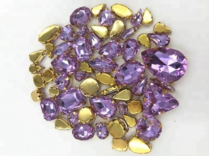 Diamantes de imitación sueltos para coser con reverso plano de forma mixta violeta de cristal con garra dorada - Product Image 3