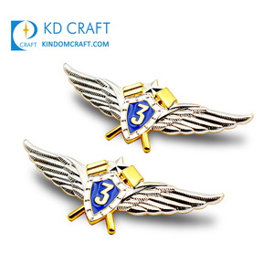 Trung Quốc Nhà cung cấp biểu tượng tùy chỉnh kim loại 3D Kẽm hợp kim vàng mạ cánh huy hiệu với đôi bướm ly hợp - Product Image 4