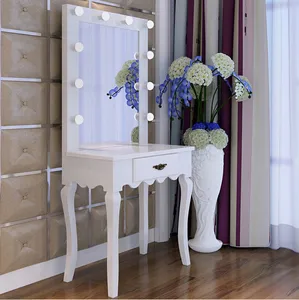 Pernas curvas brancas vintage, mesa de madeira com espelho de comprimento total e lâmpadas redondas