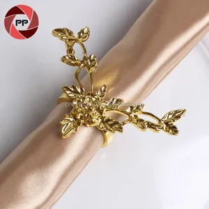 Anello Portatovagliolo in Metallo Dorato a Forma di Fiore di Prugna per Matrimoni - Product Image 1