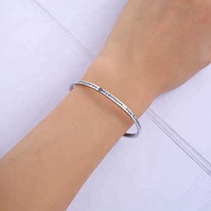 Brazalete de acero inoxidable liso de 4mm, pulsera inspiradora con mensaje grabado personalizado - Product Image 3
