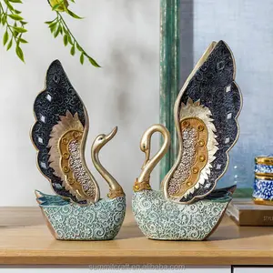 Conjunto de decoración de pareja de cisnes de resina con diseño en relieve elegante