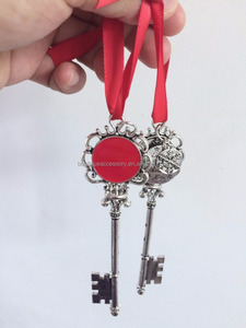 Ornement de Noël en forme de clé de Père Noël en argent antique personnalisé avec émail, clé magique de Père Noël - Product Image 4