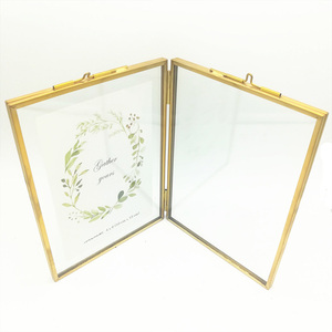 Cornici doppie 4x6 pollici cornici per foto da sposa pieghevoli con cerniera in metallo dorato - Product Image 1