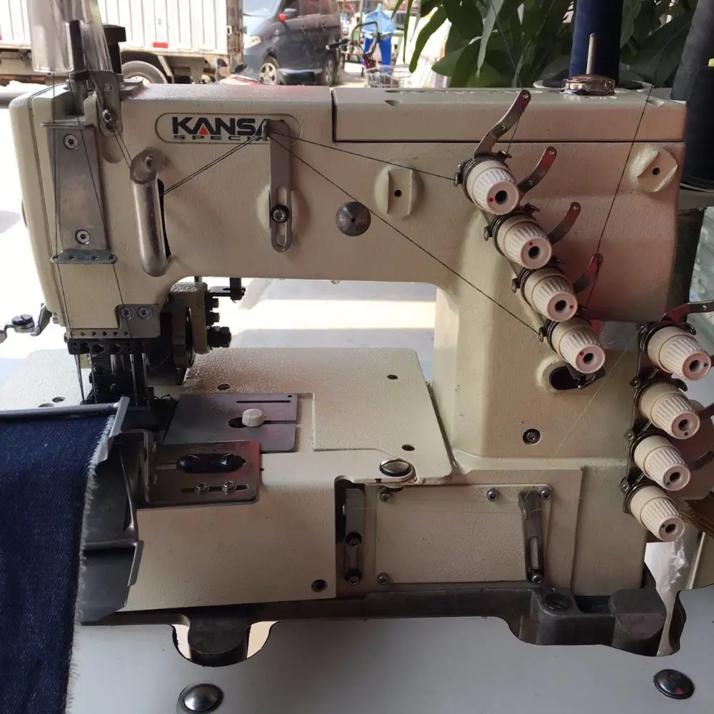 80% Nieuw Gebruikt Industriële KANSAI-1508P 4 Naalden Chain Stitch Tailleband Naaimachine In Goede Staat