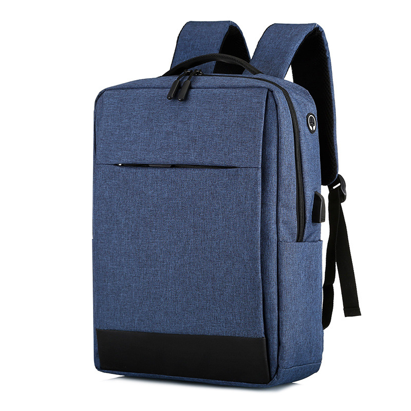 Vista trasera de la mujer joven con mochila en un - foto de stock |  Crushpixel