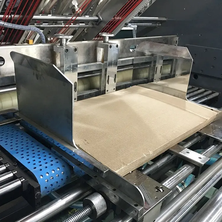 Machine de plastification en carton ondulé, canneleuse automatique