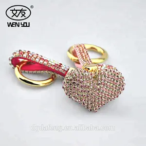 प्यार दिल के आकार 3D लेजर क्रिस्टल चाबी का गुच्छा के साथ हाथ से बने गहने के लिए कार चाबी का गुच्छा कस्टम अपने खुद के चयन के साथ