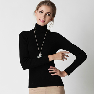 Maglione a Collo Alto Aderente in Lana per Donna dal Design Classico - Product Image 3
