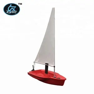 Thuyền Buồm Sinh Viên Lạc Quan Nhỏ Buồm Với Outrigger