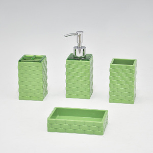 Accessoires de salle de bain en acrylique de forme carrée - Product Image 1