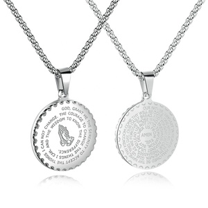 Collana con pendente in acciaio inossidabile con lettere incise grafate personalizzate classiche con mani in preghiera - Product Image 3