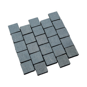 HZG-04T 10X10หินแกรนิตสีเทา Tumbled ก้อนหินสี่เหลี่ยมหินแกรนิตด้วยตาข่ายสนับสนุน