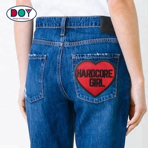 Insignes de point brodés vente en gros personnalisé en forme de coeur 3D marque Logo fer sur des patchs de broderie pour les vêtements