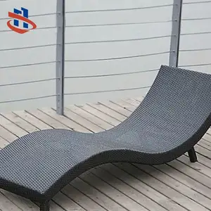 OEM su misura per il tempo libero spiaggia in Rattan lettino moderno mobili da esterno Lounge piscina sedia Tulum Bali mobili da esterno