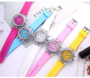 4441 Dropshipping Orologio Luminoso da Donna Orologio Digitale LED per Coppie Colorato Luminoso <span class=keywords><strong>con</strong></span> <span class=keywords><strong>Cinturino</strong></span> <span class=keywords><strong>in</strong></span> Silicone Orologio Lampeggiante - Product Image 5