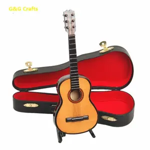 हस्तनिर्मित लकड़ी के लघु गिटार मॉडल गिटार के साथ खड़े हो जाओ