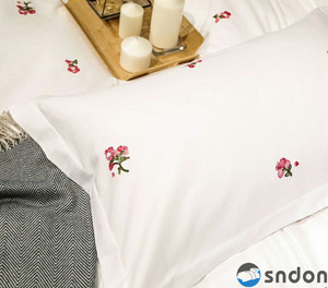 ชุดเครื่องนอนผ้าซาตินปักลายดอกไม้ ดีไซน์เล็กๆ สดใส สบายตา - Product Image 2
