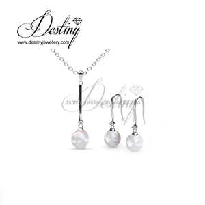 Ensemble <span class=keywords><strong>d</strong></span>'escargots Ensemble combiné <span class=keywords><strong>collier</strong></span> <span class=keywords><strong>et</strong></span> <span class=keywords><strong>boucles</strong></span> <span class=keywords><strong>d</strong></span>'<span class=keywords><strong>oreilles</strong></span> à la mode orné de cristal <span class=keywords><strong>Swarovski</strong></span> Daisini Ensemble de bijoux en perles plaquées or 18 carats - Product Image 2