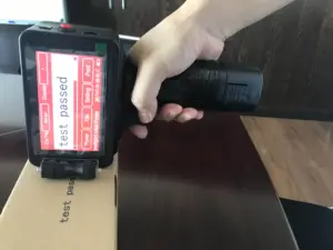 दक्षिण अफ्रीका औद्योगिक मैनुअल हाथ कोडिंग अंकन मशीन पोर्टेबल हाथ में स्याही जेट प्रिंटर के लिए बोतल गत्ते का डिब्बा