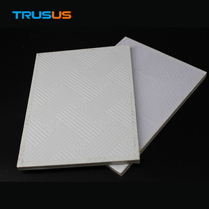 Panneaux muraux <span class=keywords><strong>de</strong></span> salle <span class=keywords><strong>de</strong></span> bain imperméables <span class=keywords><strong>de</strong></span> 12 pouces approuvés CE, panneaux <span class=keywords><strong>de</strong></span> plafond en plâtre <span class=keywords><strong>acoustique</strong></span> recouverts <span class=keywords><strong>de</strong></span> feuille <span class=keywords><strong>de</strong></span> fibre <span class=keywords><strong>de</strong></span> verre renforcée - Product Image 1