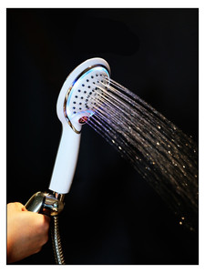 Cabezal de Ducha LED con Pantalla de Temperatura y Alta Presión, con Opciones de <span class=keywords><strong>Lluvia</strong></span> y Ducha Manual, Montaje en Pared, Acabado Cromado/Negro - Product Image 2