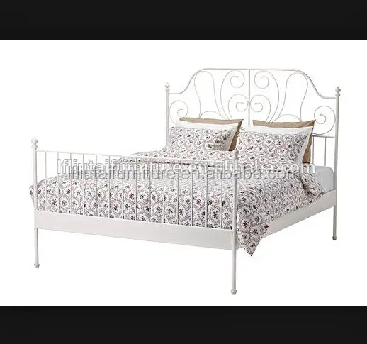 白い錬鉄製のベッドキングサイズの鉄製のベッド
