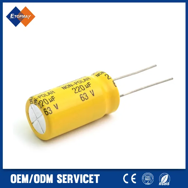 Алюминиевый электролитический конденсатор желтого цвета