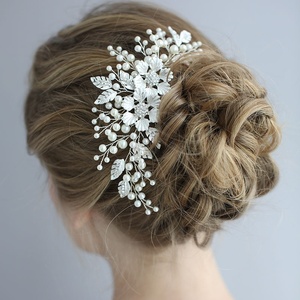 Accessoires de cheveux de mariée en métal en forme de feuille de fleur en gros, peigne latéral en perles pour femmes, bijoux de mariage faits à la main - Product Image 6