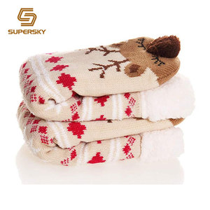 Chine usine cadeau de Noël <span class=keywords><strong>Beige</strong></span> cerf mignon Animal floue Pom Pom chaussons en tricot chaussettes - Product Image 4