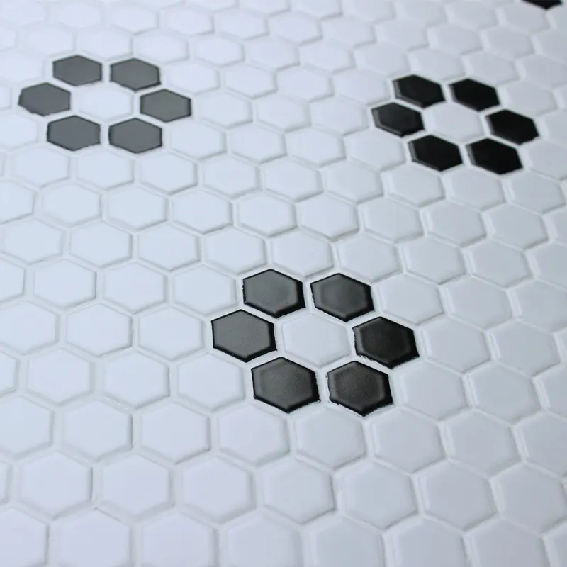 Prezzo a buon mercato di disegno del fiore 1 ''nero opaco bianco porcellana hexagon mosaico della parete di piastrelle backsplash