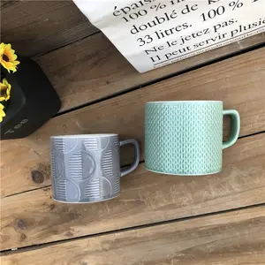 Tazza da caffè in ceramica con decorazione in rilievo in porcellana con piattino e piattino creativo all'ingrosso con manico