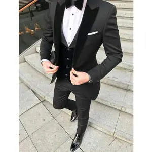 Nieuwste Goedkope Zwarte Bruidegom Smoking Mannen wedding Suits Fluwelen Piekte Revers Man Blazer 3 Stuk Prom Party Wear