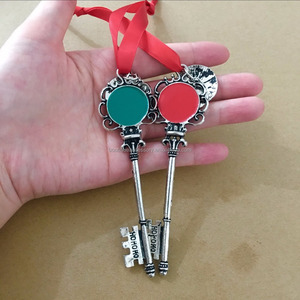 Ornement de Noël en forme de clé de Père Noël en argent antique personnalisé avec émail, clé magique de Père Noël - Product Image 2
